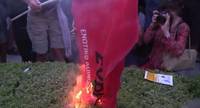 "Salvarea" de la Bruxelles aduce proteste la Atena: Grecii ard steagul Syriza (Video)