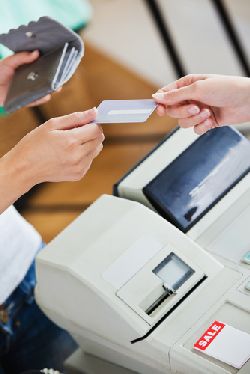 Alpha Bank rasplateste clientii care utilizeaza cardul de credit la cumparaturi