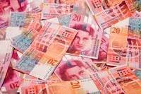 AP prezinta soarta unor oameni zdrobiti de francul elvetian, inclusiv din Romania