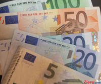 Curs valutar: Euro incepe saptamana in crestere, dolarul si francul scad