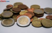 Curs valutar: Euro ramane sub pragul de 4,5 lei. Si dolarul scade
