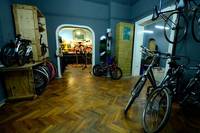 Outside the box: O afacere cu biciclete nascuta intr-o fosta camera de servitor din Bucuresti