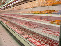 Zeci de tone de carne de pui, confiscate de autoritati