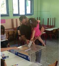 Zi decisiva pentru Grecia si Europa - Cozi la sectiile de votare: "cel mai ridicol si cel mai important vot" LIVE