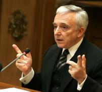 Isarescu, despre criza: sa nu uitam ca ne-a trecut glontul pe la ureche 