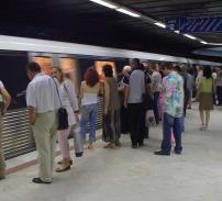 Greva angajatilor RATB a crescut joi numarul calatorilor de la metrou cu 15%, la 750.000